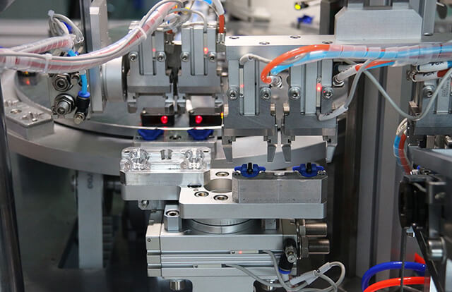 非標(biāo)自動(dòng)化組裝機(jī)器設(shè)備