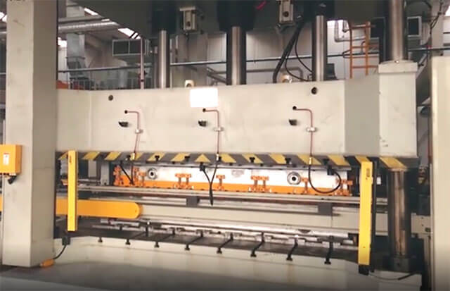 頂棚自動噴膠翻邊設(shè)備