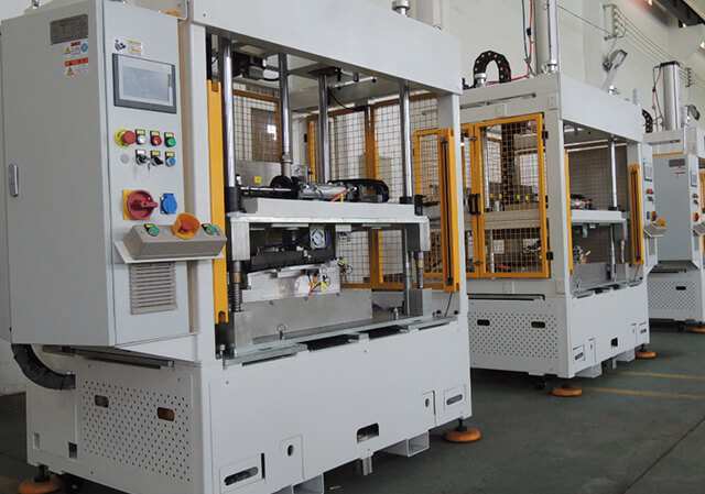 汽車(chē)門(mén)板自動(dòng)化包覆設(shè)備